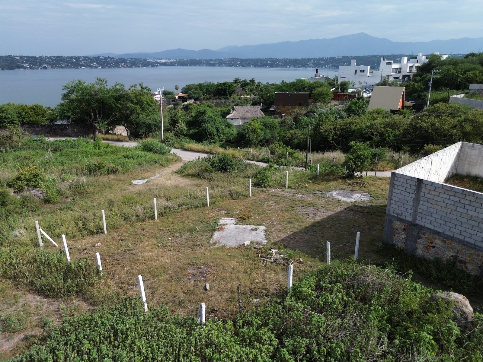 Vista exacta del lago de Tequesquitengo desde el terreno